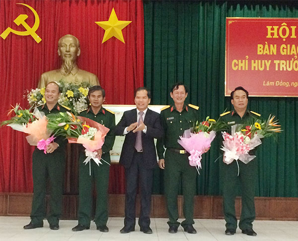 Bàn giao nhiệm vụ Chỉ huy trưởng và Chính ủy