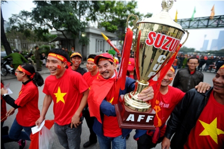 Việt Nam 2-4 Malaysia: Gục ngã trước cửa thiên đường!