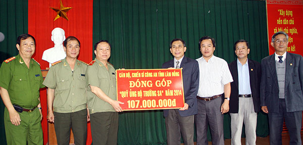 Công an Lâm Đồng: Trao 107 triệu đồng ủng hộ nhân dân và chiến sỹ huyện đảo Trường Sa