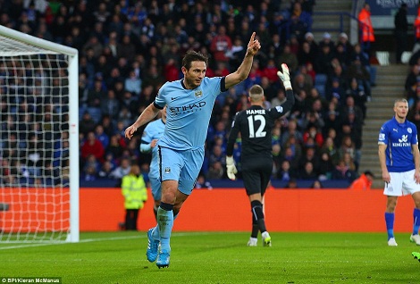 Lampard ăn mừng bàn thắng ở Walker