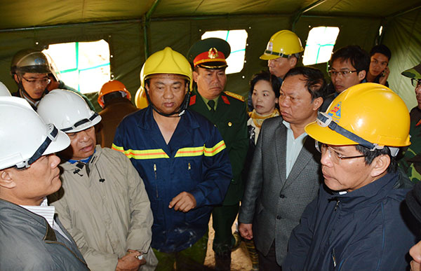 Đại diện công ty CP Sông Đà 10 cùng lãnh đạo tỉnh và ban chỉ huy cứu hộ họp bàn phương án cứu hộ