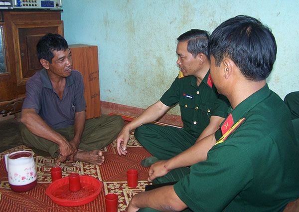 Cán bộ Trung đoàn 994 làm công tác vận động quần chúng