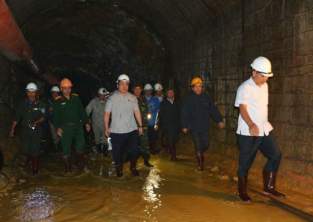 Phó Thủ tướng Hoàng Trung Hải thị sát bên trong đường hầm