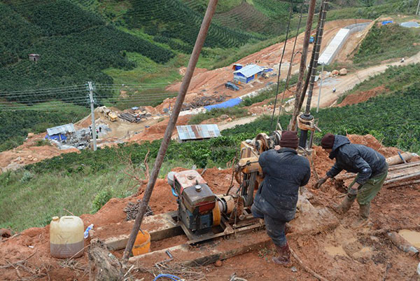 Các công nhân đang khoan từ trên đỉnh hầm xuống