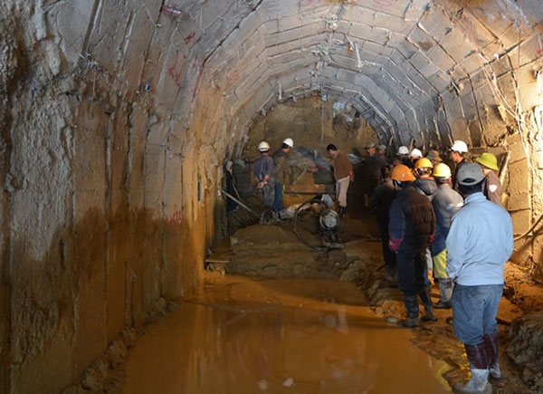 Lúc 9 giờ, mũi khoan tại cửa sau hầm đã được khoan thủng
