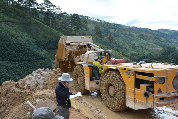 Máy múc cát và bùn trong hầm ra bên ngoài