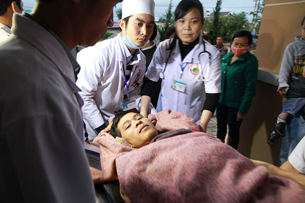 Nạn nhân đầu tiên đã được đưa về Bệnh viện Đa Khoa tỉnh Lâm Đồng.