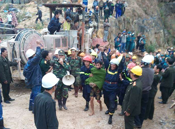 Lực lượng cứu hộ đưa nạn nhân ra khỏi đường hầm trong tiếng vỗ tay, nụ cười và cả những giọt nước mắt mừng vui
