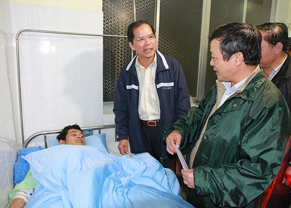 Lãnh đạo tỉnh đến thăm và tặng quà cho các bệnh nhân là nạn nhân trong vụ sập hầm thủy điện Đạ Dâng