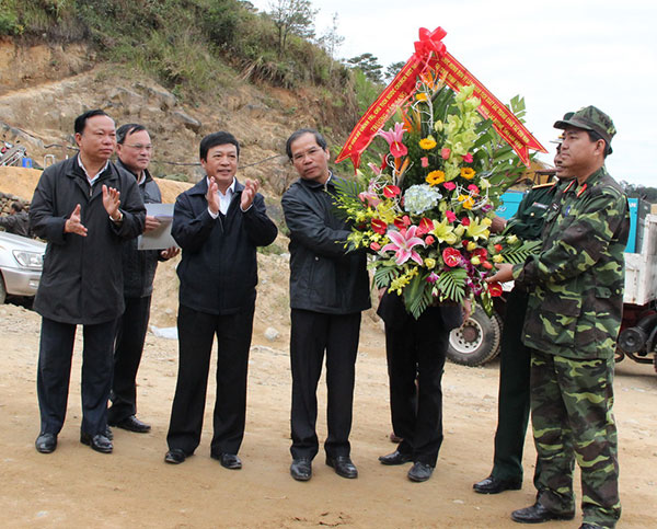 Chủ tịch nước gửi hoa và quà tới các đơn vị cứu hộ, cứu nạn vụ sập hầm thủy điện Đạ Dâng