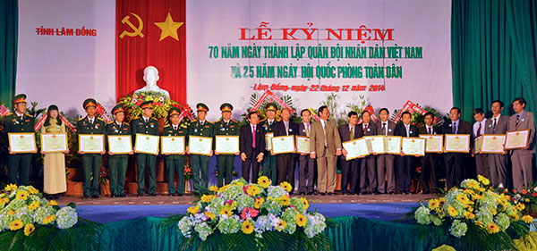 Tặng Bằng khen cho các cá nhân