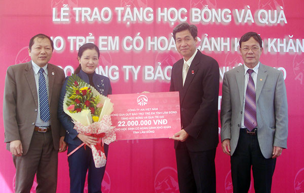 Hai công ty BHNT tặng xe đạp, học bổng, quà cho học sinh nghèo