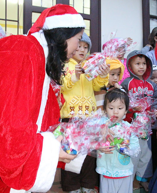 Noel với trẻ mồ côi, trẻ khuyết tật