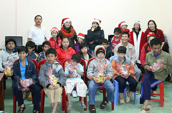 Niềm vui mùa Giáng sinh 2014 dường như ấm áp an lành hơn đối với những trẻ em thiệt thòi