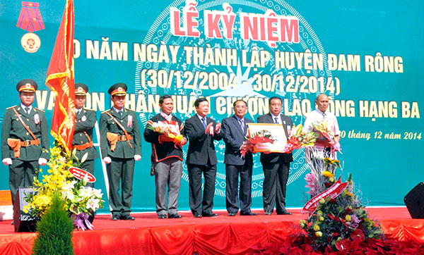 Đồng chí Đoàn Văn Việt trao Huân chương Lao động hạng Ba của Chủ tịch nước cho lãnh đạo huyện Đam Rông