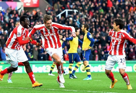 Arsenal từng nhận "trái đắng" trước Stoke City