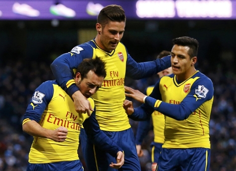 Cazorla và Giroud ghi bàn giúp Arsenal đánh bại Man City ở Etihad