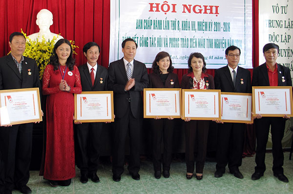 Trao tặng 83 Kỷ niệm chương &quot;Vì sự nghiệp nhân đạo&quot;