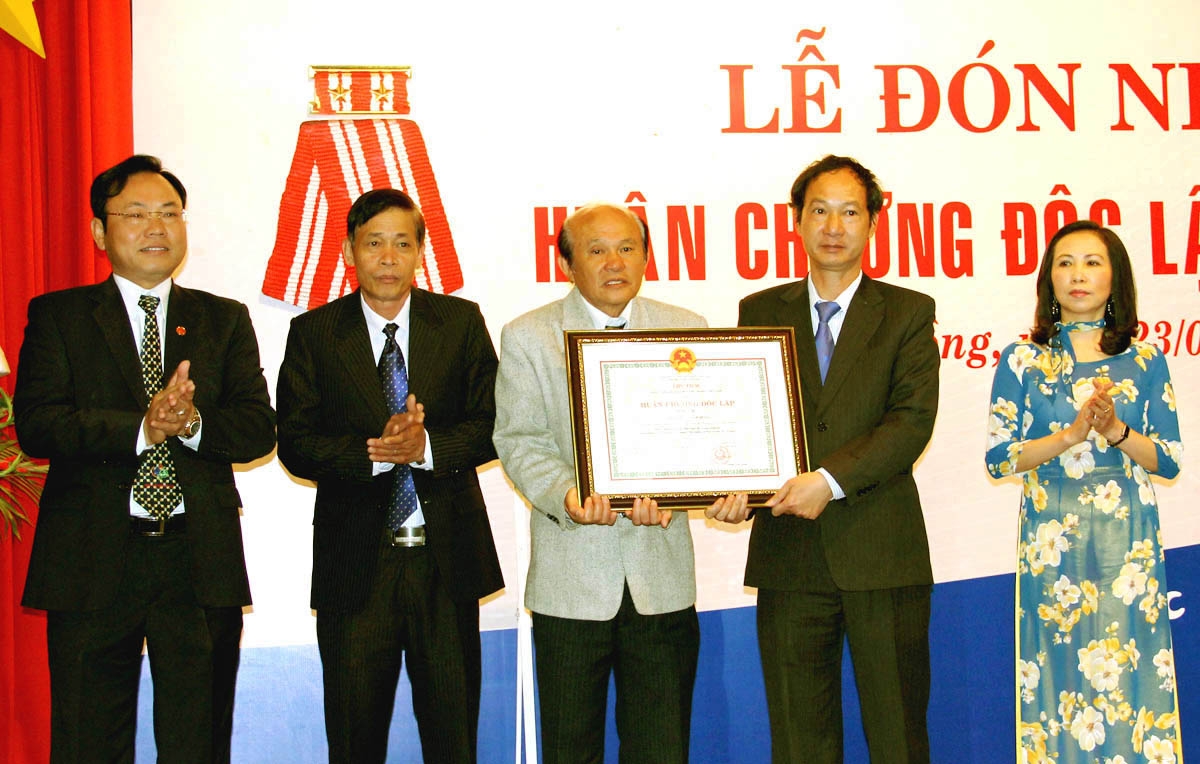 VNPT Lâm Đồng đón nhận Huân chương Độc lập hạng Nhì