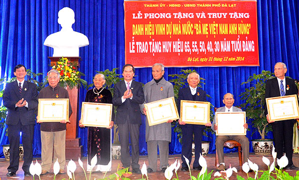 Tám lăm mùa xuân, Đảng đồng hành cùng dân tộc