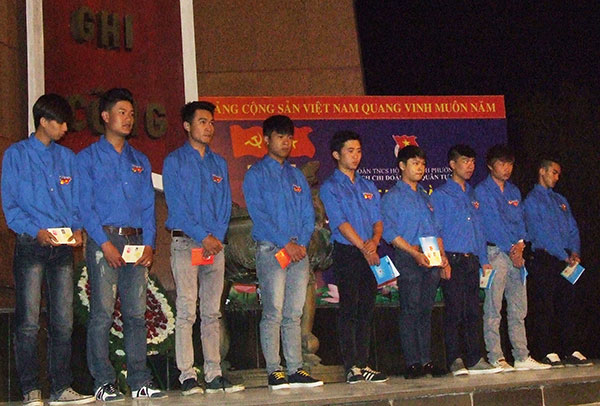 Lễ kết nạp Đoàn dưới Tượng đài liệt sĩ