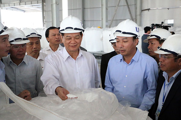 Thủ tướng Nguyễn Tấn Dũng kiểm tra tại khu vực đóng gói alumin 