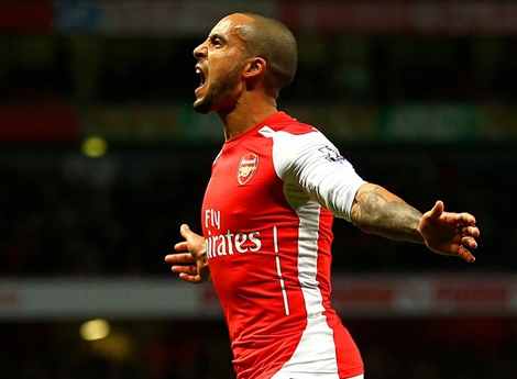 Walcott nổ súng, Arsenal vươn mình top 4