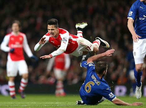 Sanchez bị đối thủ "chăm sóc" khá kĩ trong ngày trở lại