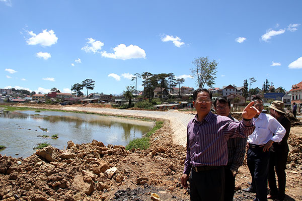 ĐBQH Nguyễn Bá Thuyền kiểm tra, giám sát các công trình đầu tư nguồn vốn trái phiếu Chính phủ trên địa bàn TP. Đà Lạt. Ảnh: T.Trang