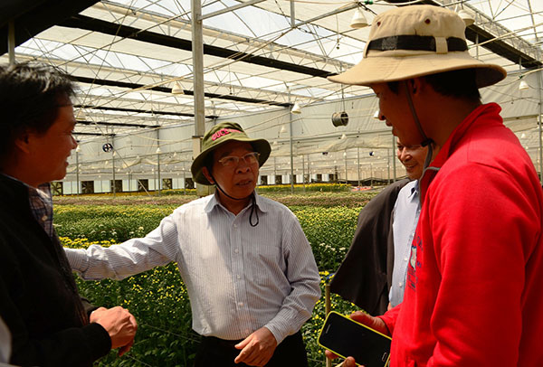 Phó Bí thư Tỉnh ủy, Trưởng Đoàn Đại biểu Quốc hội khóa 13 đơn vị tỉnh Lâm Đồng Vũ Công Tiến thăm một số cơ sở sản xuất NNCNC tại huyện Lạc Dương