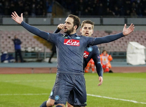 Higuain lập hat-trick trong chiến thắng của Napoli