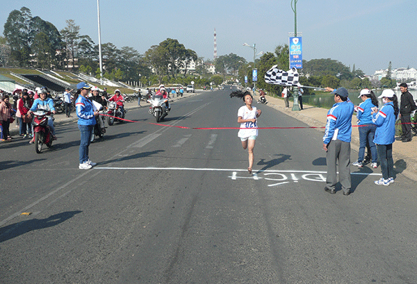 VĐV Huỳnh Thị My Ly của Di Linh đang về đích nội dung 3km nữ 