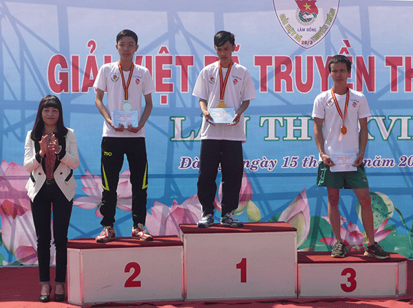 Bà Hồ Thị Lan, Phó Tổng Biên tập Báo Lâm Đồng trao giải cho 3 VĐV dẫn đầu trong nội dung cá nhân nam