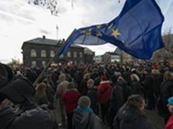 Iceland: Biểu tình rầm rộ phản đối chính phủ từ bỏ EU