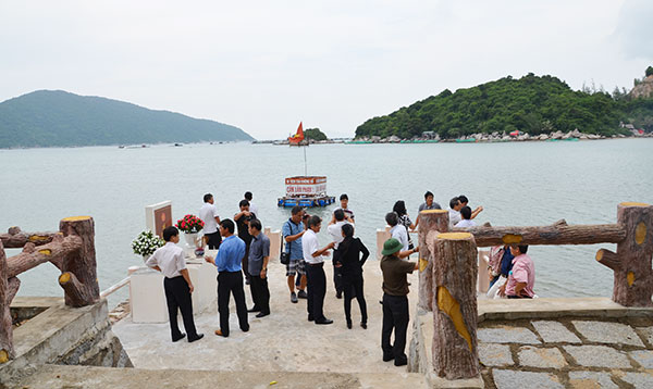 Văn nghệ sĩ các tỉnh Nam Trung Bộ - Tây Nguyên tham quan Di tích Vũng Rô (Phú Yên) để hiểu hơn về tráng khúc anh hùng ca trong cuộc kháng chiến chống Mỹ của Đường Hồ Chí Minh huyền thoại trên biển đã góp phần quan trọng làm nên chiến thắng 30/4/1975. Ảnh: Bình nguyên