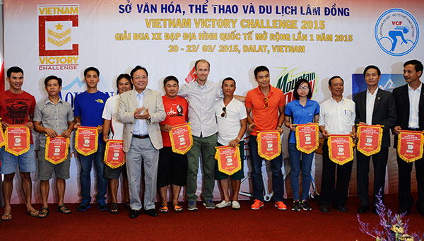 Ban tổ chức trao cờ cho các đơn vị tham gia giải
