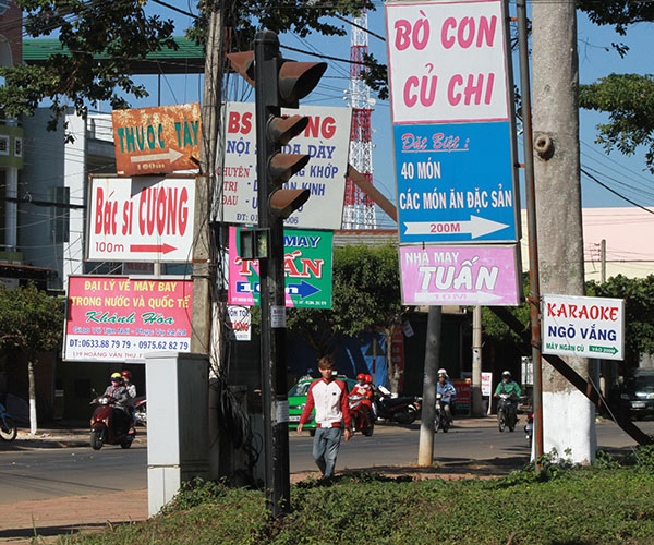 Loạn bảng quảng cáo!