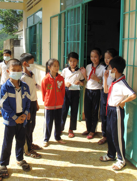 Đa số học sinh lớp 4B Trường THCS Xuân Thành - xã Đạ Pal, Đạ Tẻh đã điều trị hết bệnh cúm A (H1N1) đang trở lại trường ôn tập