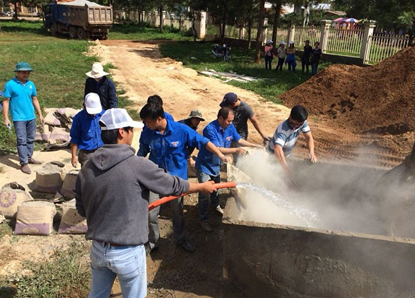 Đoàn viên thanh niên tham gia bê tông hóa đường liên thôn xã Tà Nung, Tp. Đà Lạt