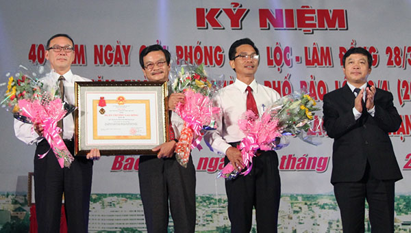 Đồng chí Đoàn Văn Việt trao Huân chương Lao động hạng Ba cho Quỹ Tín dụng phường B’Lao. Ảnh: Khánh Phúc