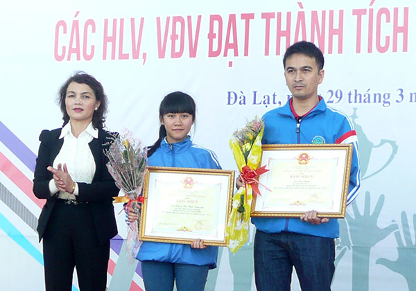Gần 600 triệu đồng trao thưởng cho huấn luyện viên và vận động viên