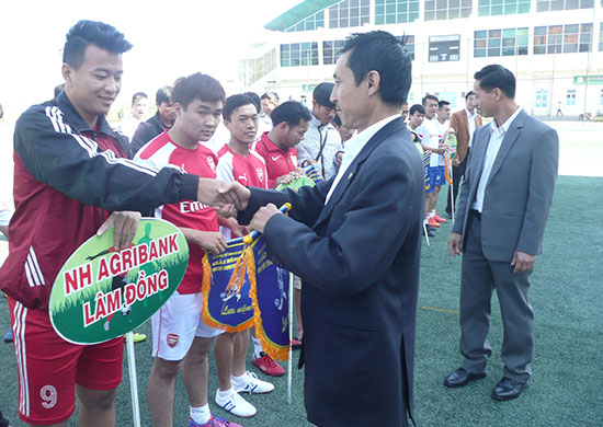 13 đội tham dự Giải Bóng đá Mini các doanh nghiệp toàn tỉnh - 2015