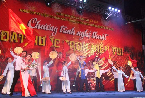 Các nghệ sĩ đến từ thủ đô đã cống hiến hết mình làm sống lại không khí hào hùng, niềm vui hân hoan của ngày đất nước thống nhất cách đây 40 năm