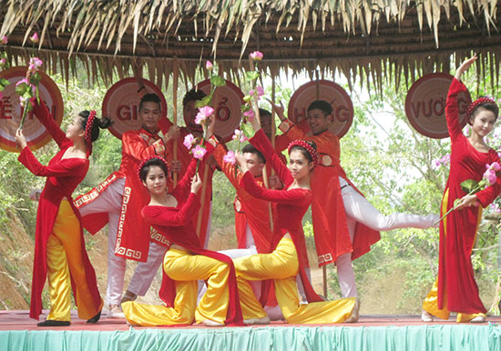 Múa mừng ngày Giỗ Tổ Hùng Vương. Ảnh: Thanh Toàn
