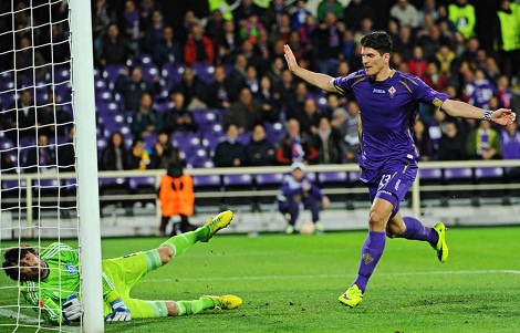 Mario Gomez ghi bàn mở tỉ số cho Fiorentina
