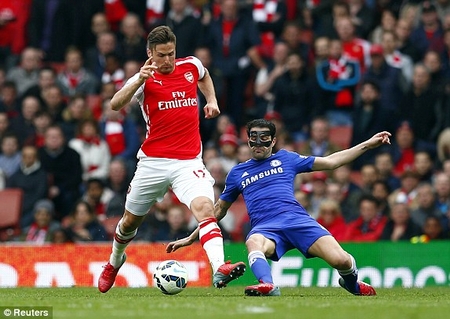 Giroud bị các cầu thủ Chelsea theo kèm rất sát