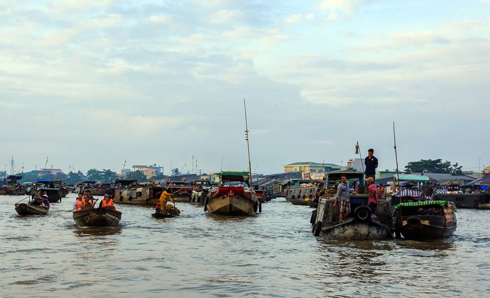 Tấp nập kẻ bán người mua trên sống nước Cái Răng