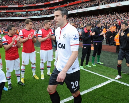 Ở mùa giải 2012-13, Arsenal cũng phải xếp hàng dài chào đón Man Utd khi đội bóng này chính thức trở thành tân vương