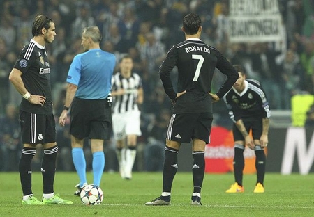 Real Madrid chỉ chơi với 10 người trước Juve!