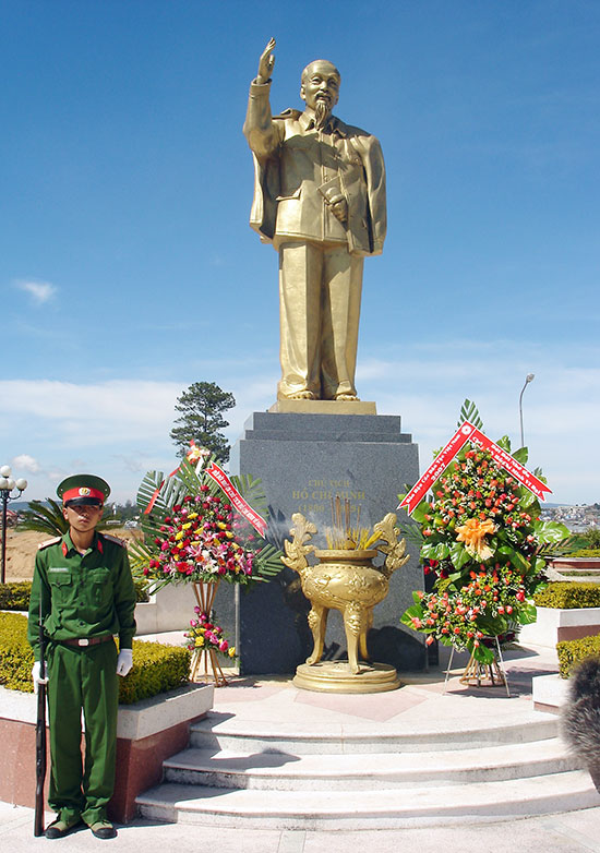 Có một tượng đài Bác Hồ trong thơ